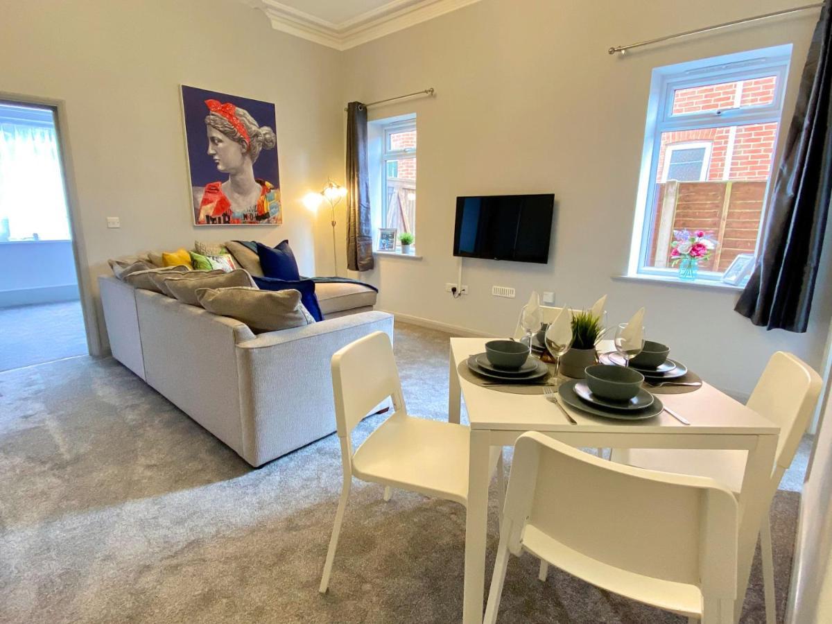 Seaside Haven: Beachfront Apartment with Modern Comforts Bournemouth Exterior photo